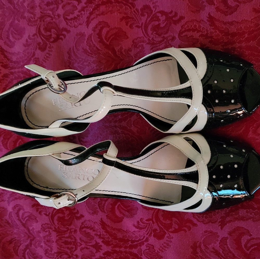 Franco Sarto navy and cream patent open toe shoes. Size: 7 1/2